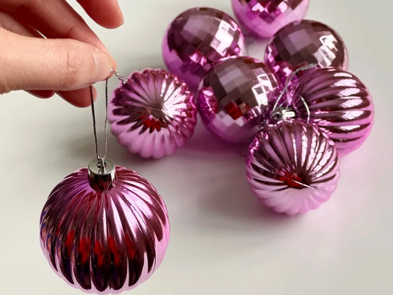 Billede 2 - Nyere julekugler, lyserød plast, 8 stk samlet