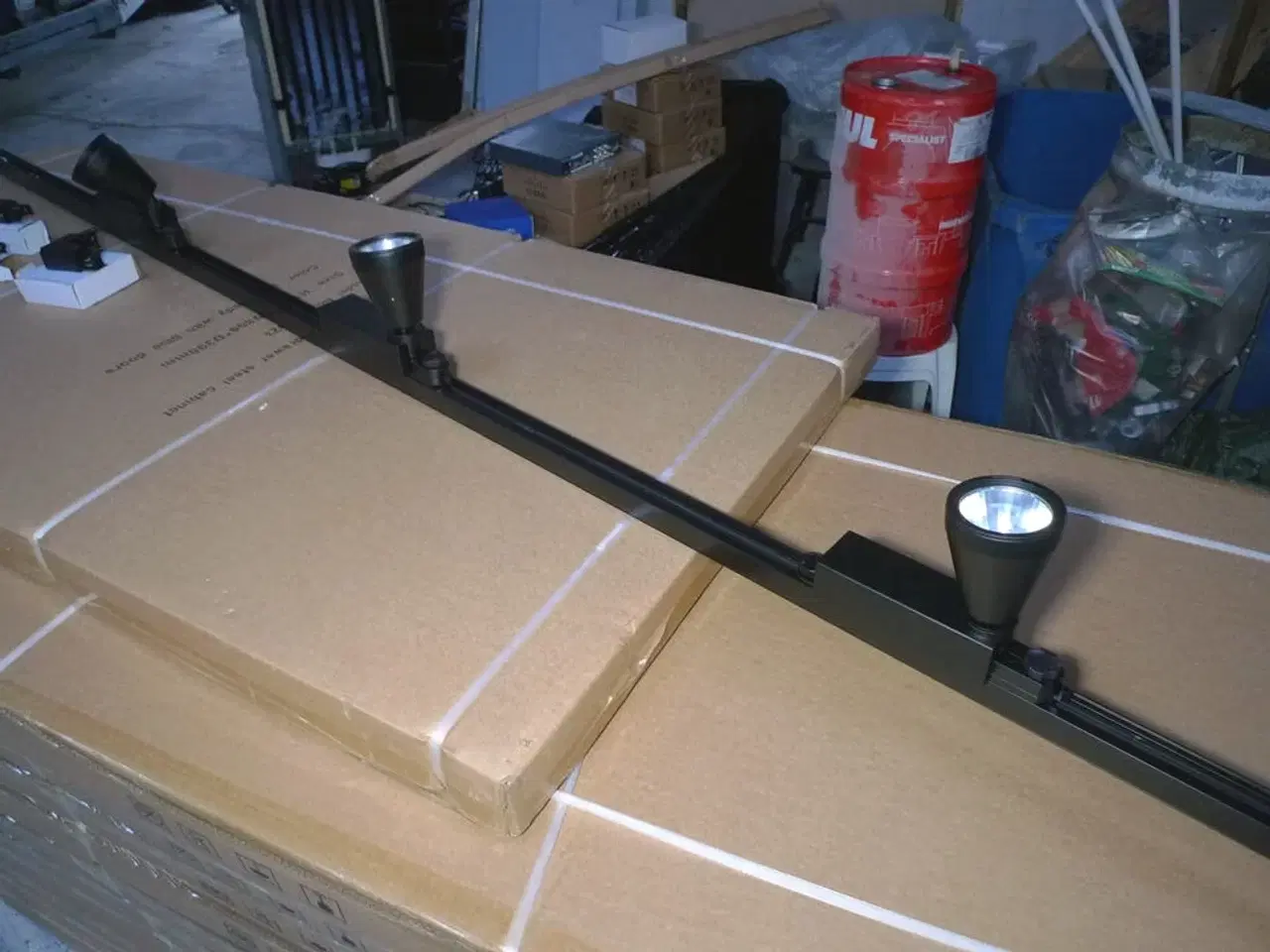 Billede 3 - 230V lysskinne 300cm sort m/4 stk. lamper + monteringstilbehør