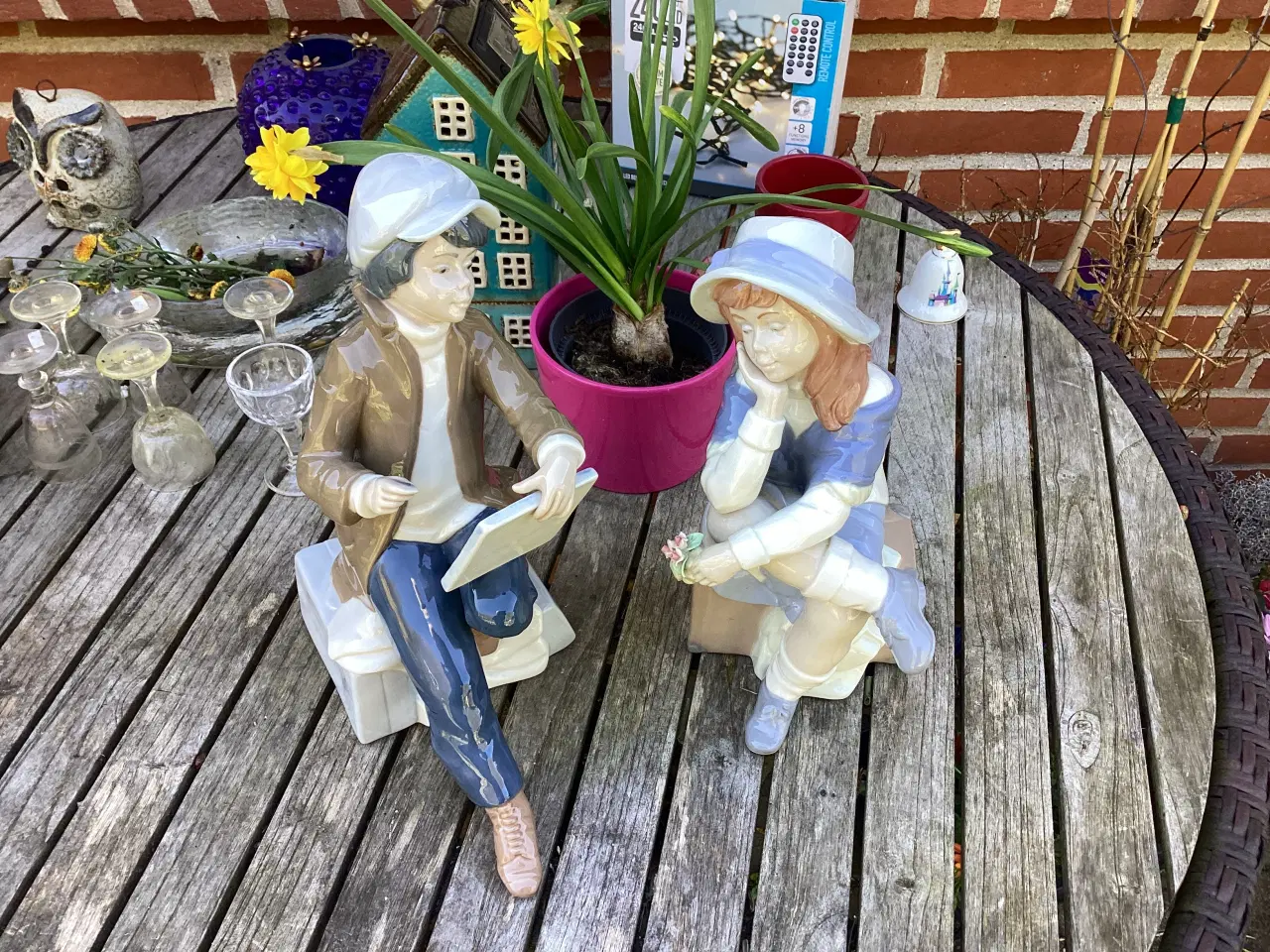 Billede 1 - Spansk fig Pige og dreng der maler hende