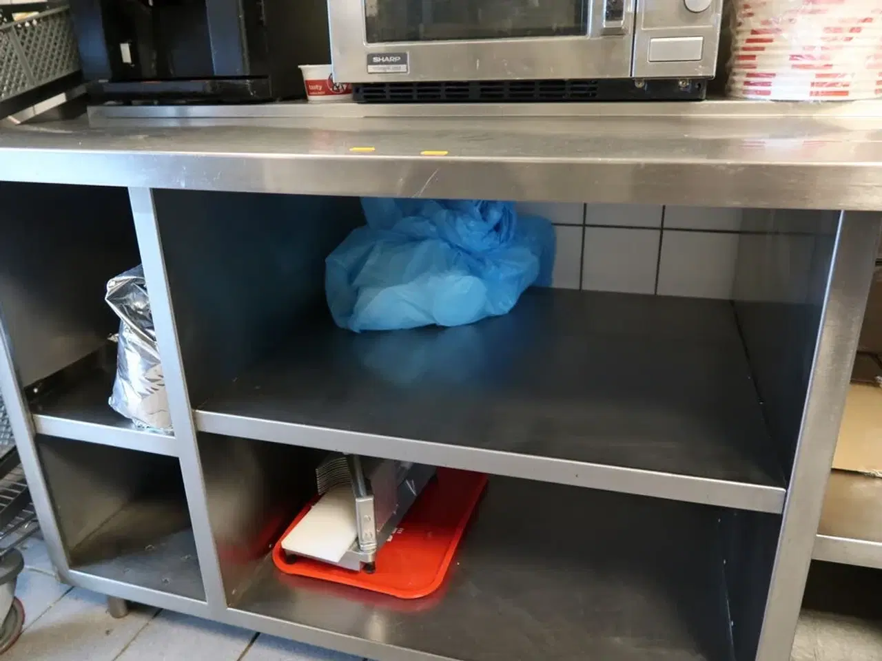 Billede 3 - Rustfri stålbord med indhold