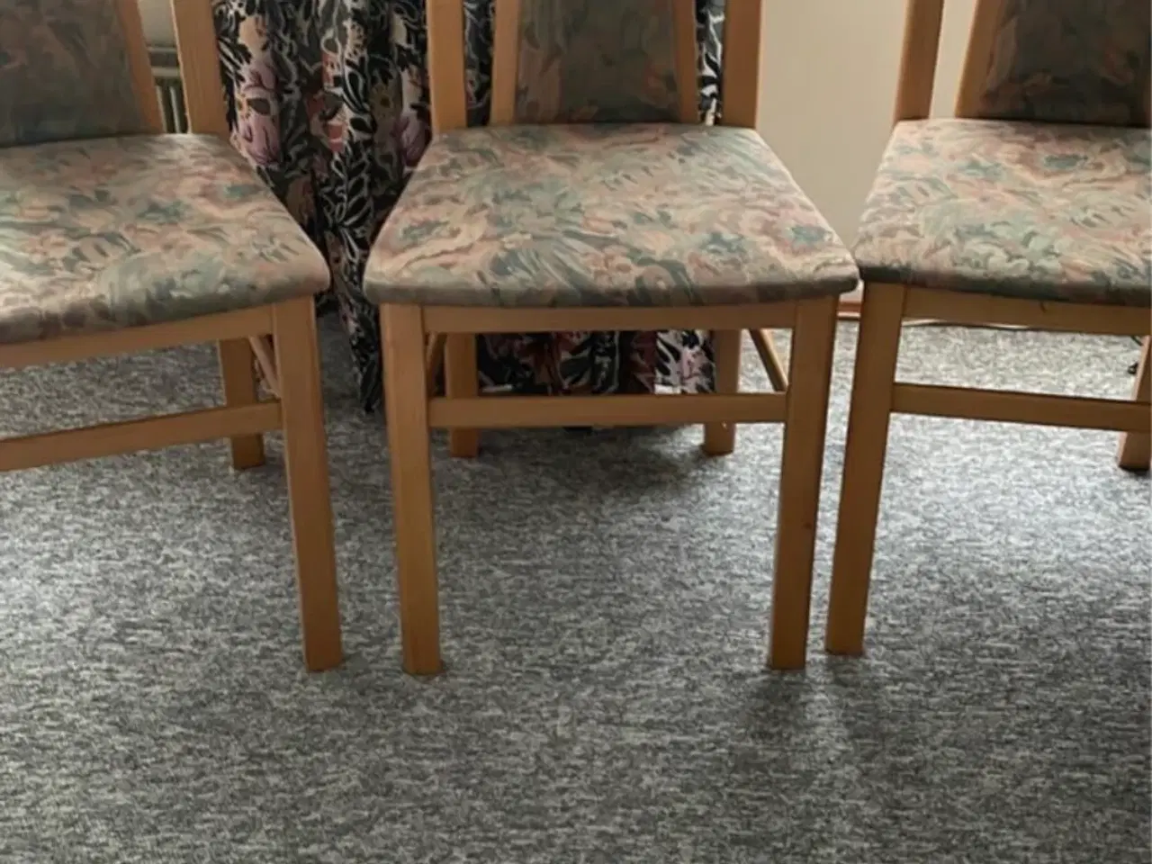 Billede 2 - spisebord med stole