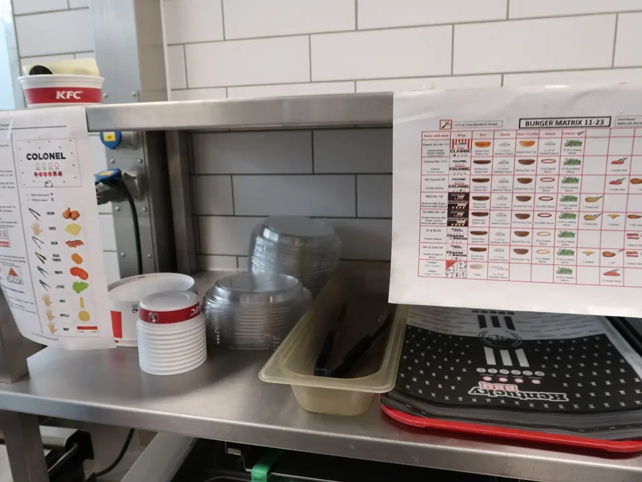 Billede 3 - Rustfri stålbord med køleenhed samt indhold
