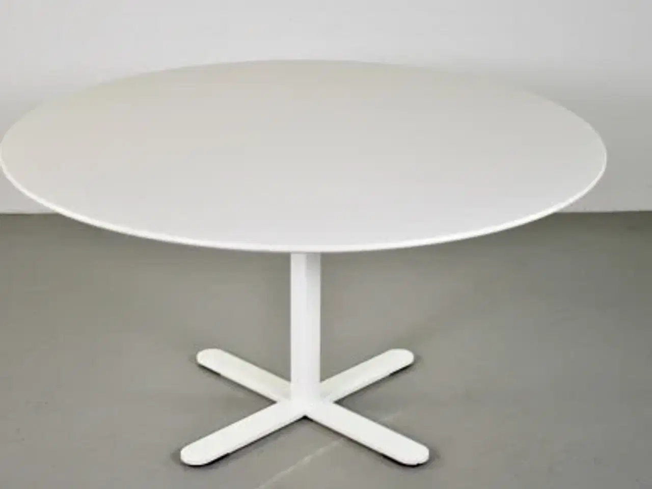 Billede 1 - Rundt montana mødebord med hvid plade og hvidt stel