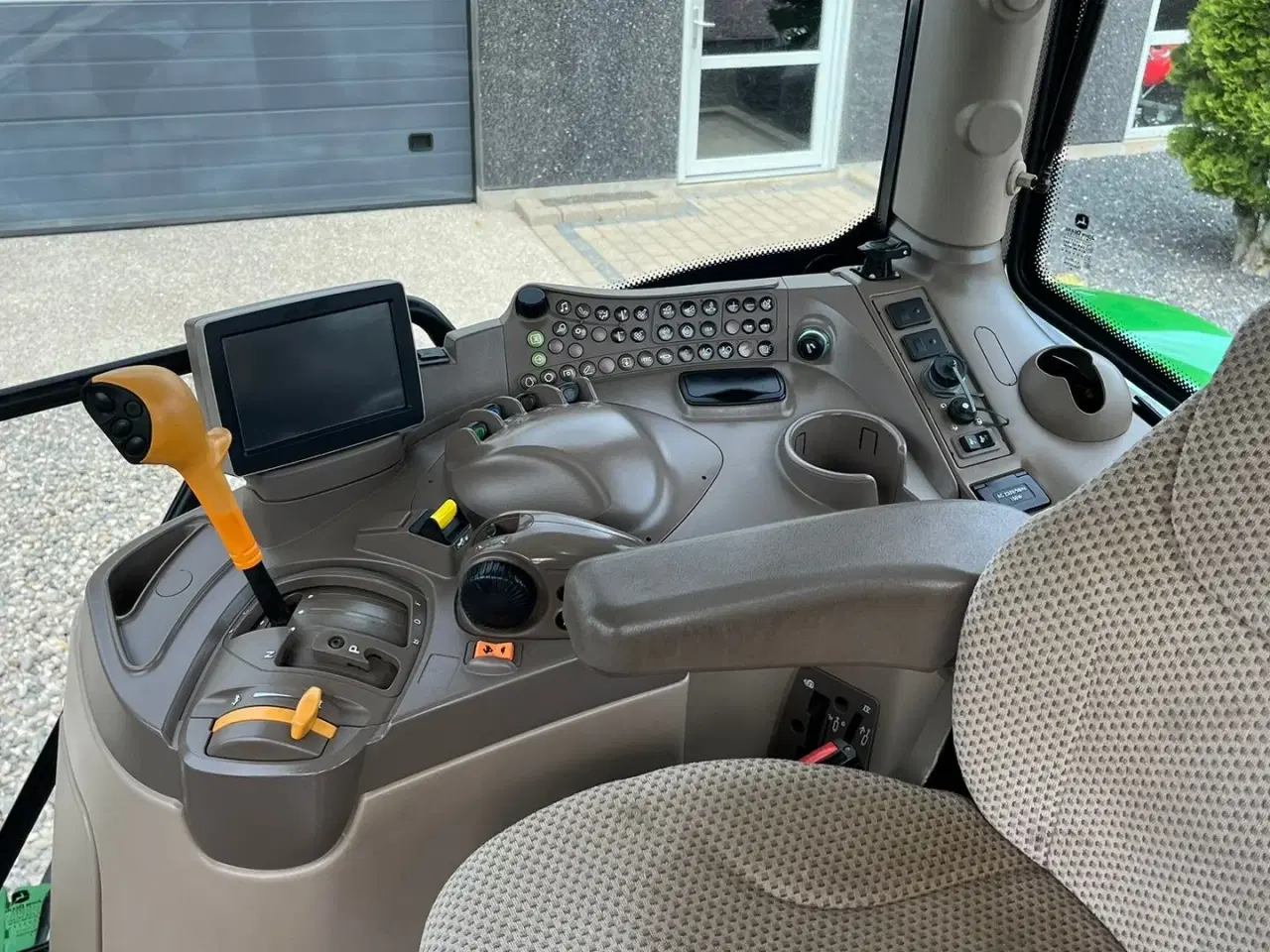 Billede 6 - John Deere 6135R Krybegear, frontlift, TLS Affjedret foraksel og affjedret kabine samt luft anlæg