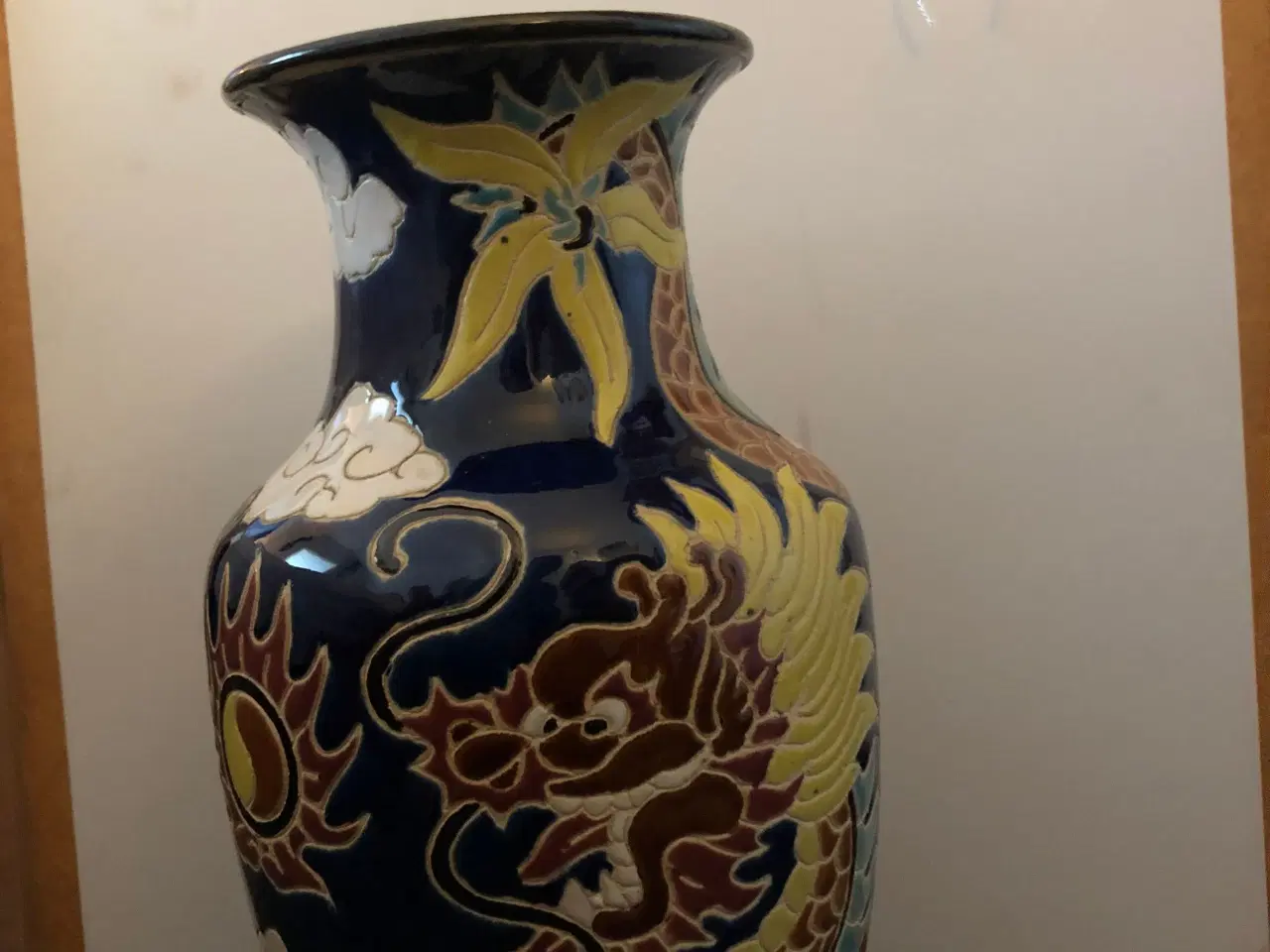 Billede 5 - Original Dragon Motiv Alter Vase på sort grund