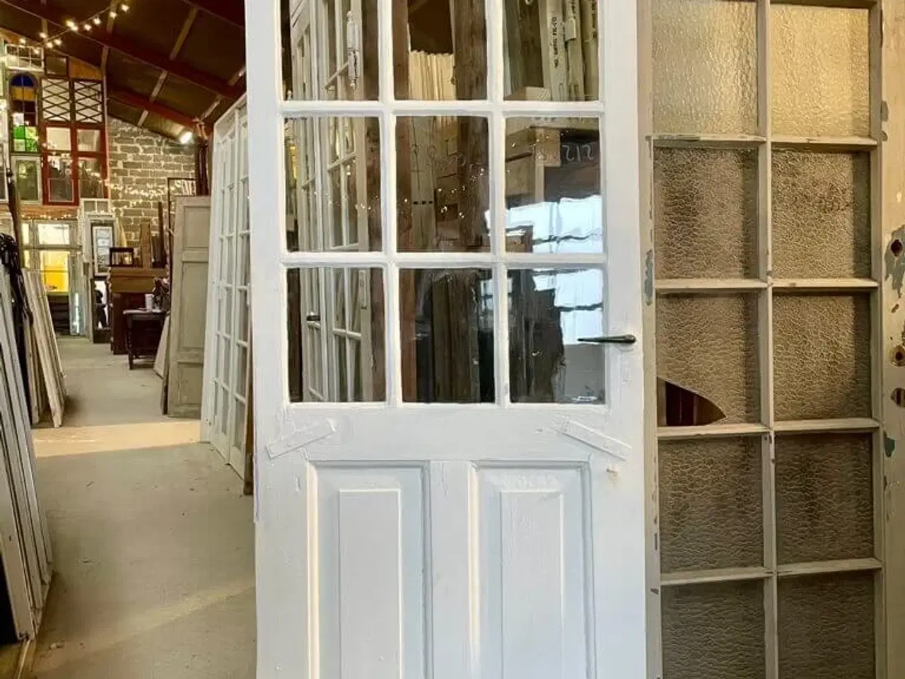 Billede 1 - Udvendig enkeltdør m. smukt, gammelt glas