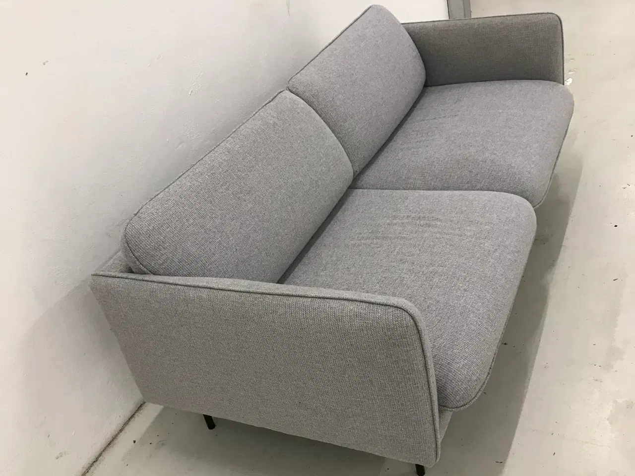 Billede 5 - 2 1/2 Pers.Sofa fra Bolia i lys grå fladvævet stof