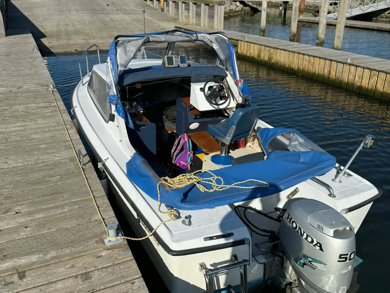 Billede 1 - Velholdt mindre båd m. trailer til salg – klar til