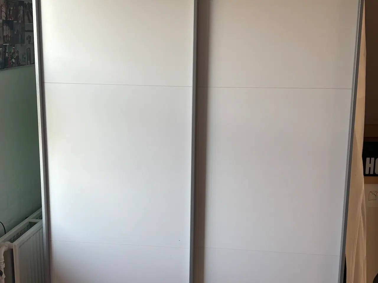 Billede 1 - Hvidt Garderobeskab med skydelåger