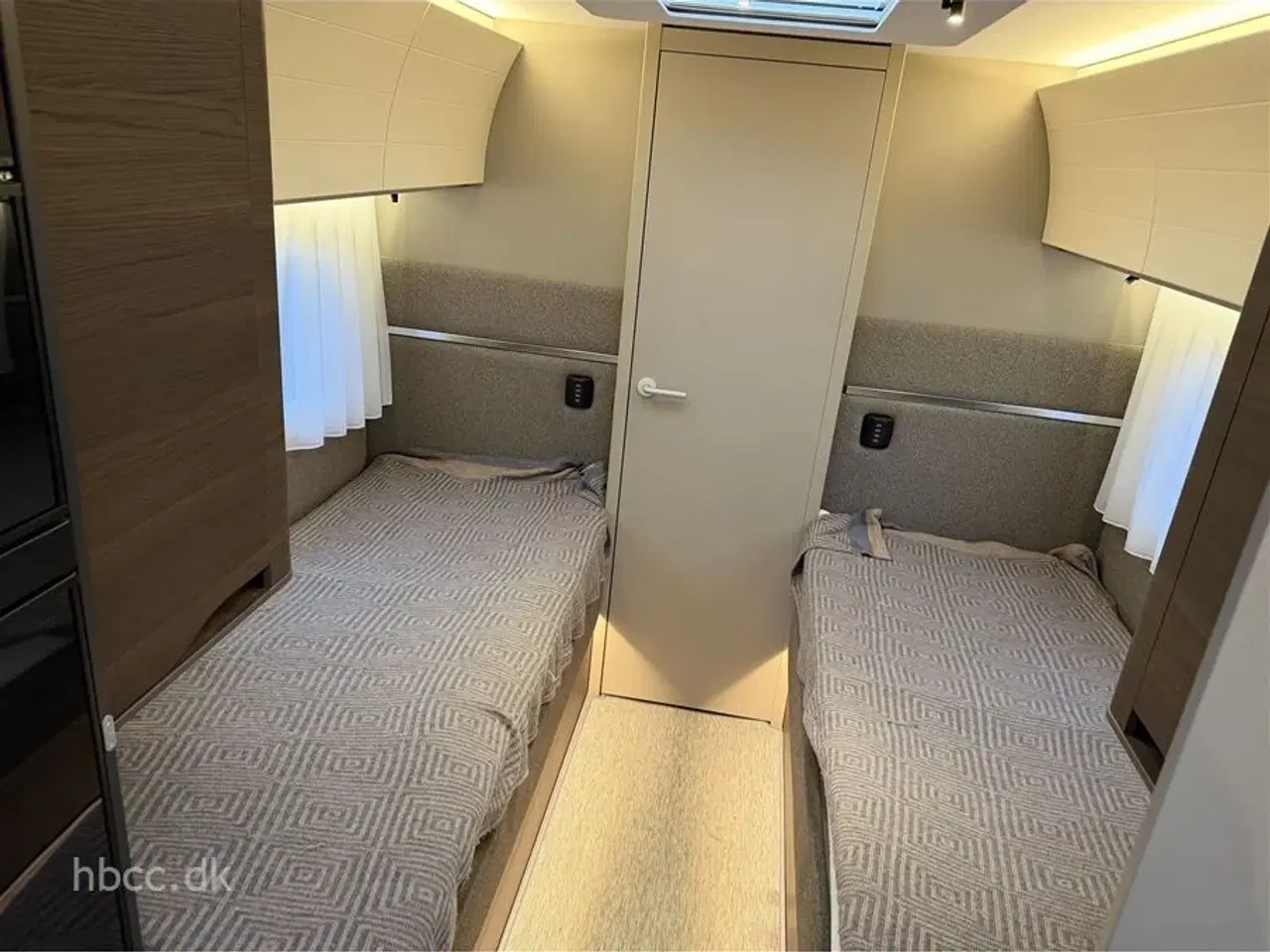 Billede 4 - 2023 - Adria Alpina 613 UT Adria Alpina 613 UT (2023) – Helårsluksus med Commodore telt og tæpper