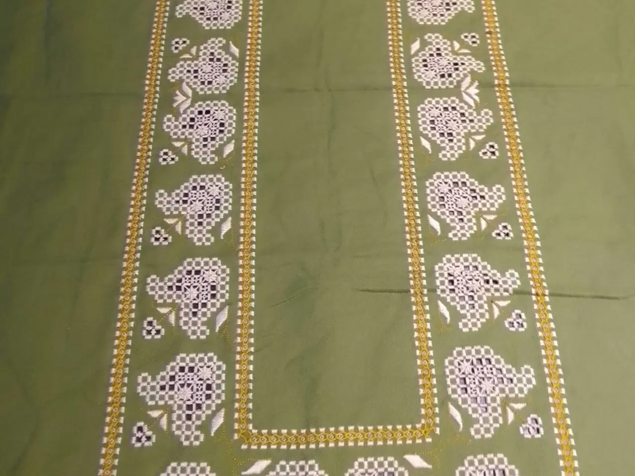 Billede 1 - Broderet khaki farvet du , stor dug