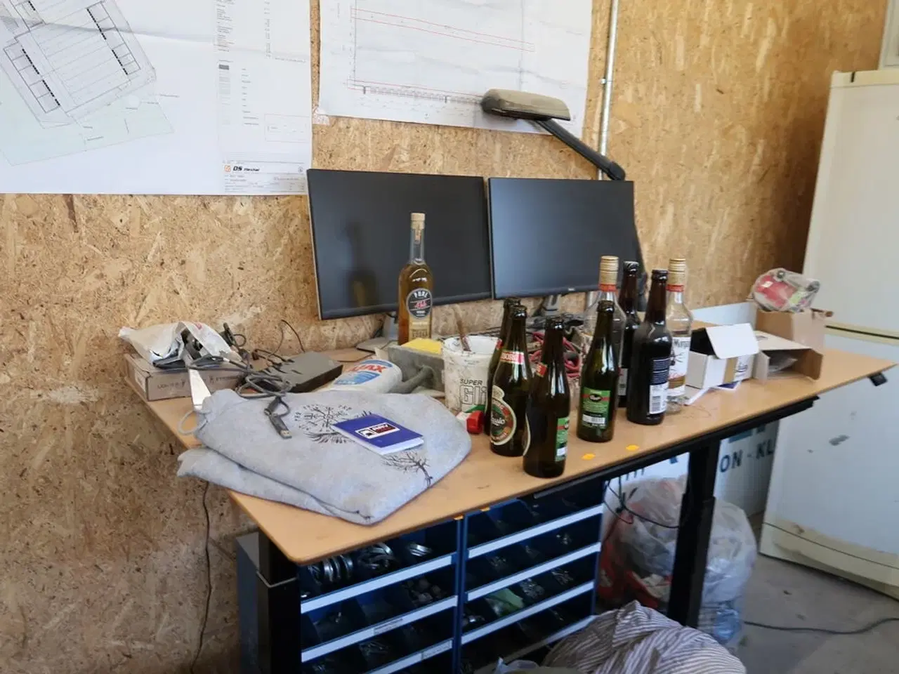 Billede 2 - El. hæve/sænke skrivebord med indhold bl.a. 2 stk. computerskærme DELL S2421HN, dockingstation m.m.