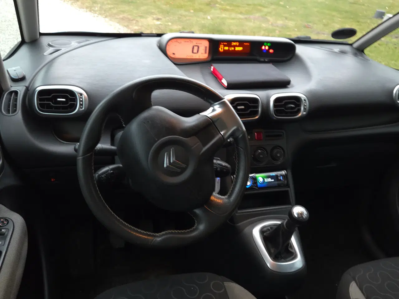 Billede 10 - Fin rummelig familiebil