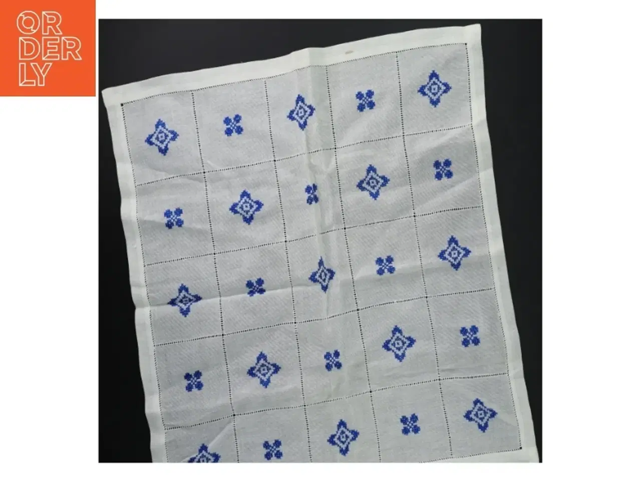 Billede 3 - Broderet dug (str. 43 x 43 cm)