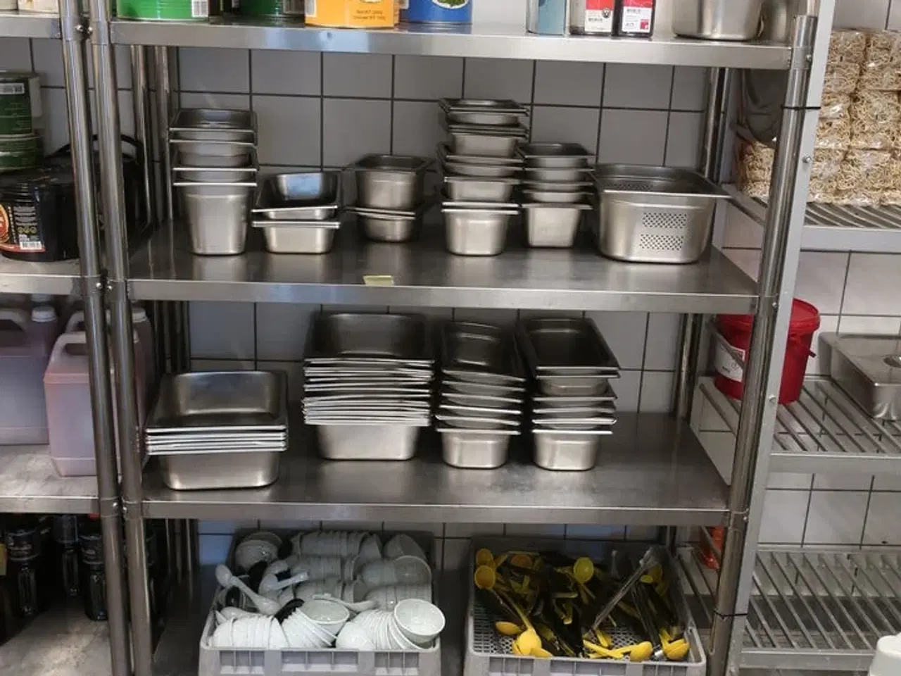 Billede 1 - Reol med indhold