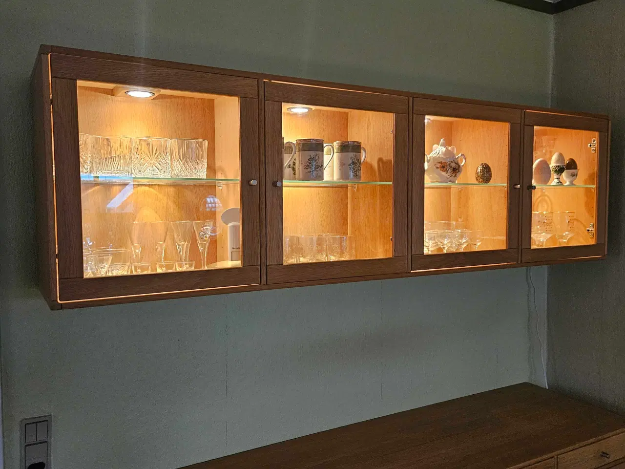 Billede 3 - Rimme skænk med hængevitrine