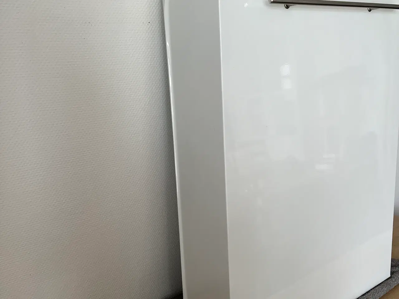 Billede 2 - Væghængt puslebord i hvid metal, BabyDan