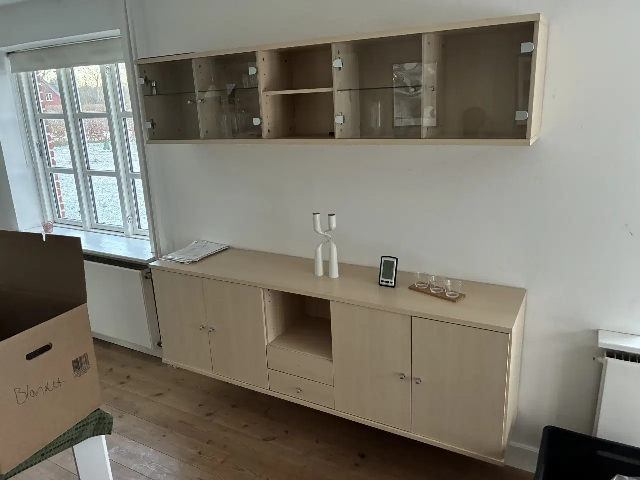 Billede 1 - Skænk og overskab med glaslåger