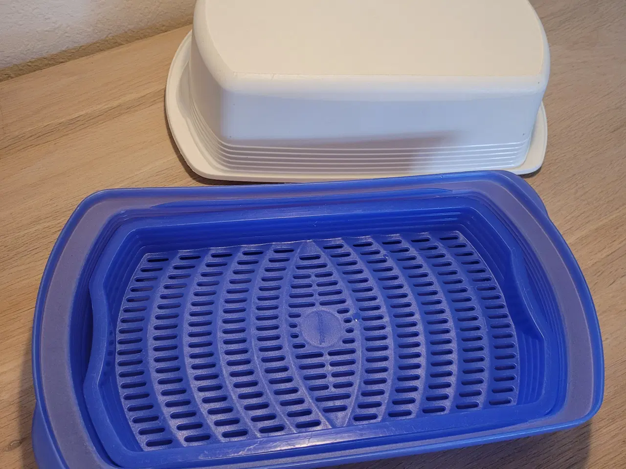 Billede 1 - Tupperware boks med rist i. Ost/ optøning m.m.
