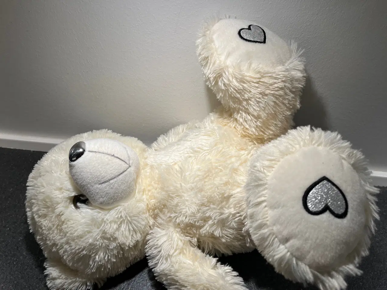 Billede 3 - Unik hvid krammebamse m/sølvfarvet næse og hjerter