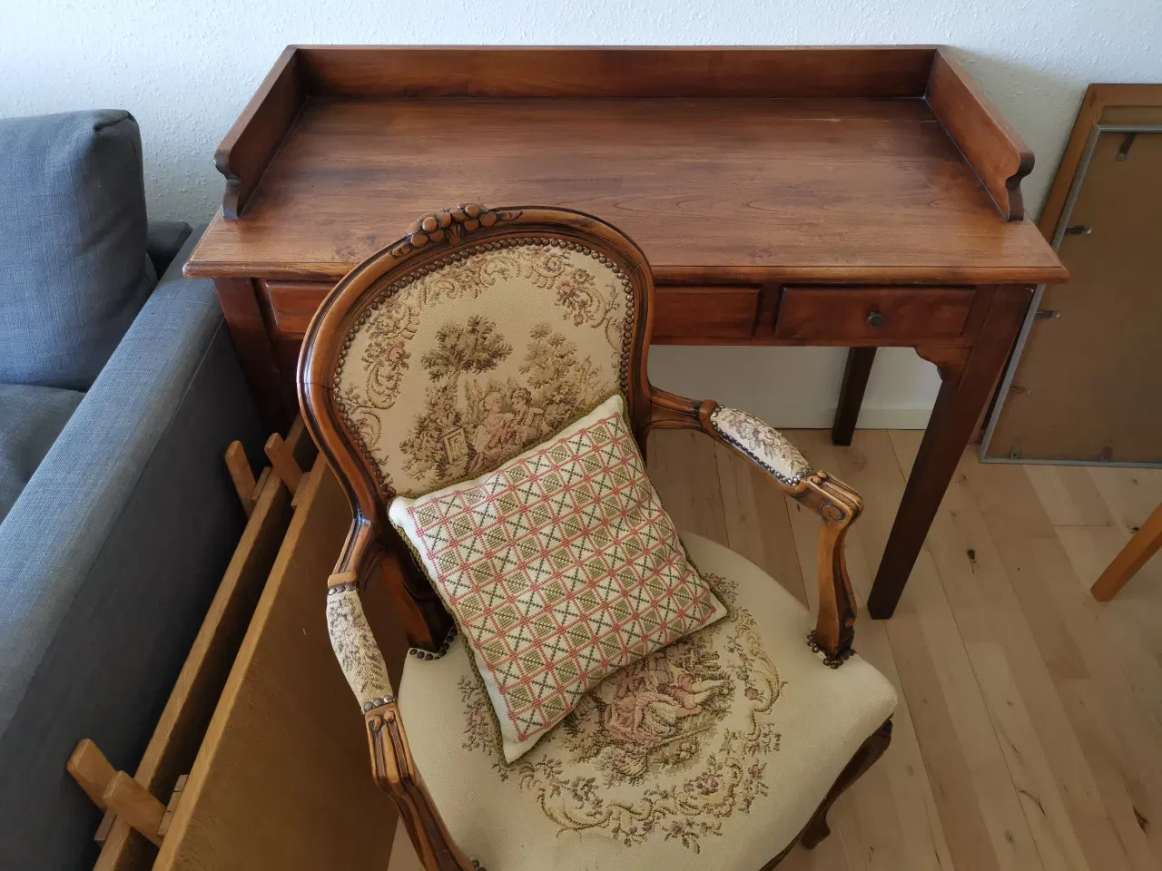 Billede 1 - Retro skrivebord med gammel stol