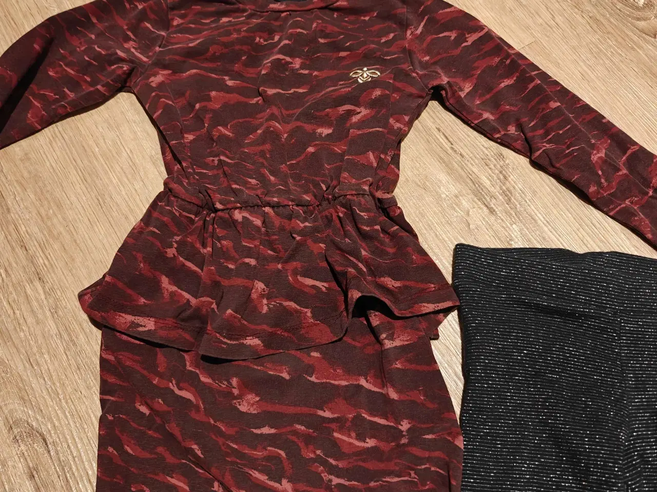 Billede 4 - Hummel kjole og tights str 110