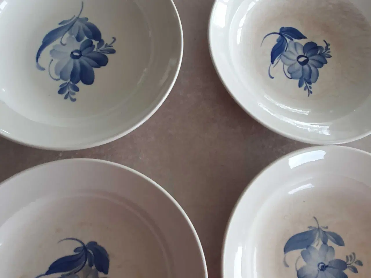 Billede 9 - Tallerkner med blå blomst