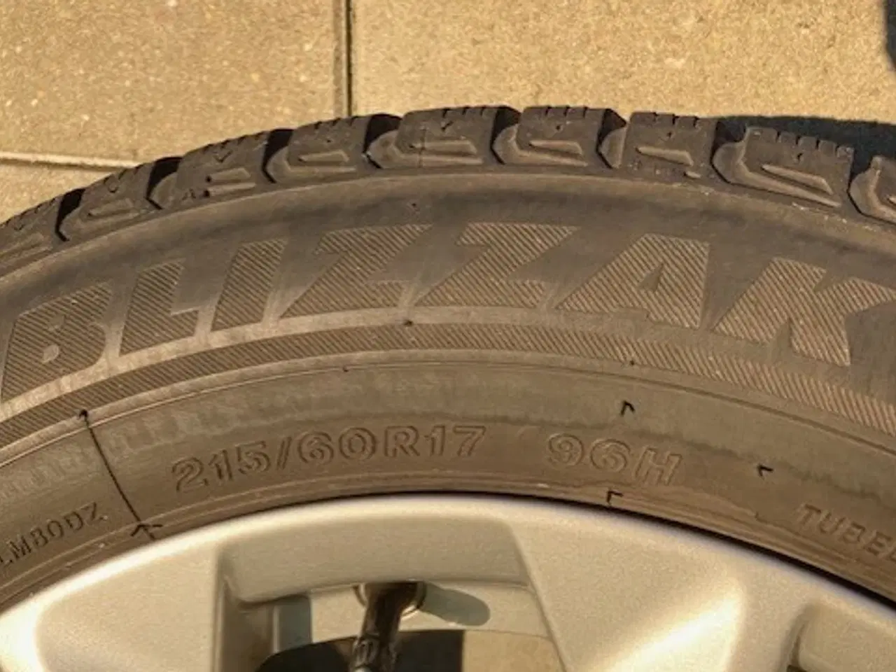 Billede 3 - 4 originale Nissan alufælge med vinterdæk 17"