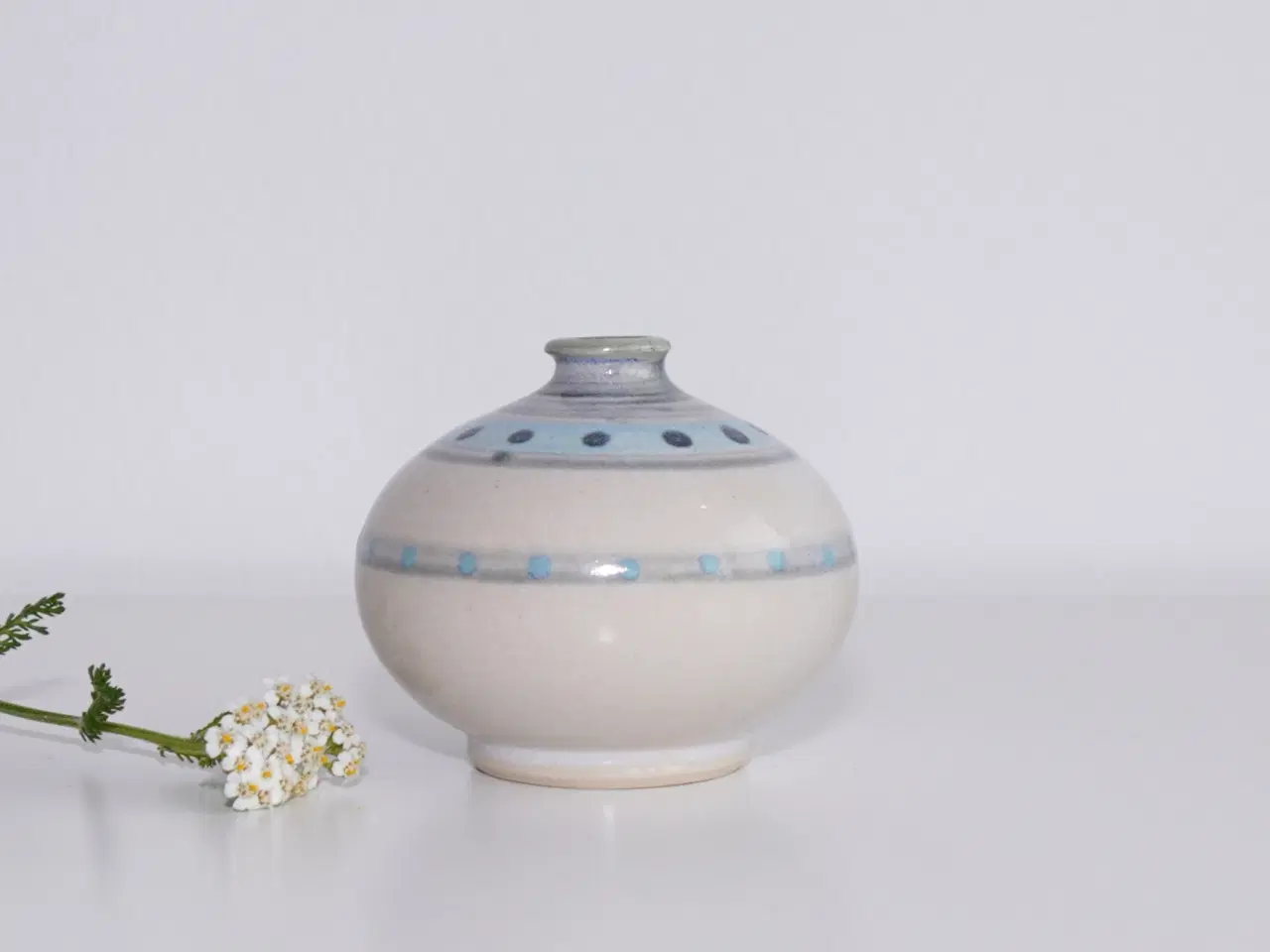 Billede 1 - Miniature vase i keramik - Signeret