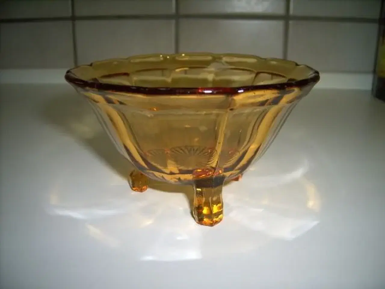 Billede 2 - Gl. Glasskål i gylden glas på fødder