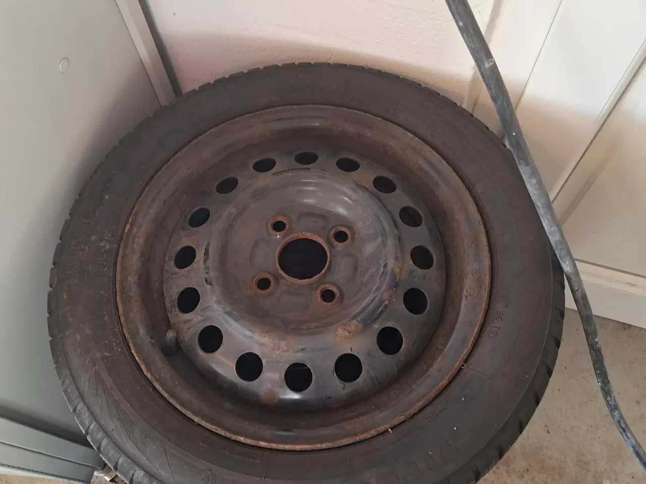 Billede 2 - Vinterdæk med nav kapsler til Suzuki Alto