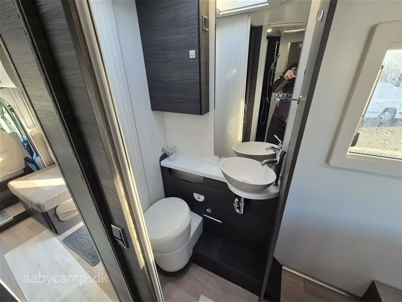 Billede 16 - 2020 - Benimar Mileo 296   markise. cykelstativ. batteri. solcelle. queensbed. 5 selepladser. Bemærk sælges Kun Til CVR!!