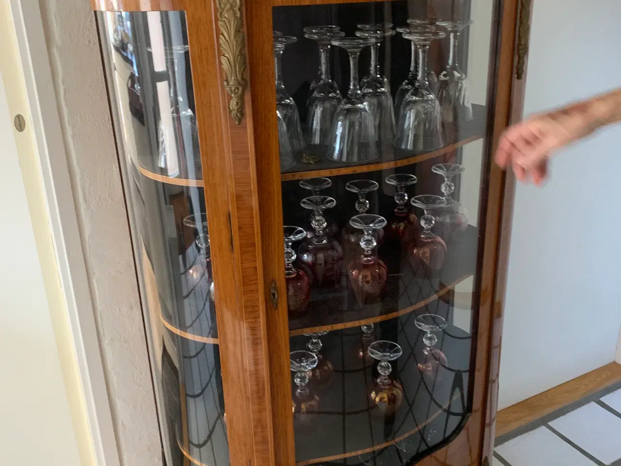 Billede 2 - Vitrine med intarsia og messingornamenter