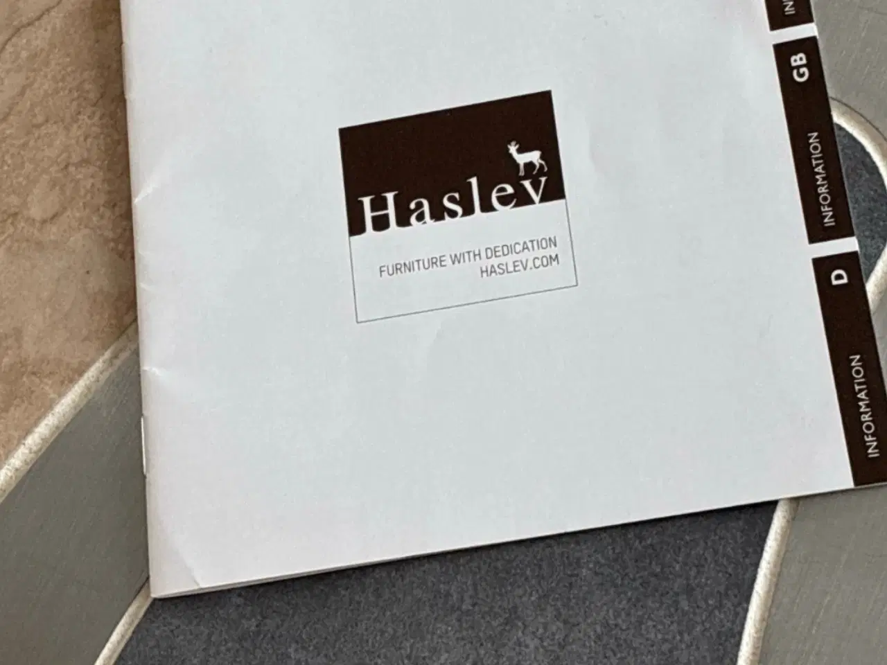 Billede 3 - Sofabord i sæbebehandlet eg med beige/grå kakler