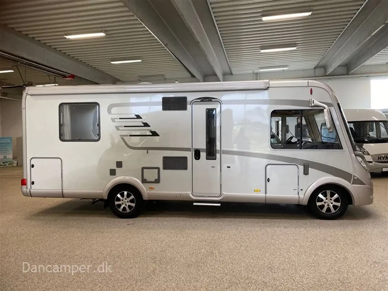 Billede 1 - 2013 - Hymer B 698   ANVISNINGSBIL! FLOT helintegreret Hymer med Queensbed - 4500kg - Solceller, Hydrauliske støtteben, Inverter