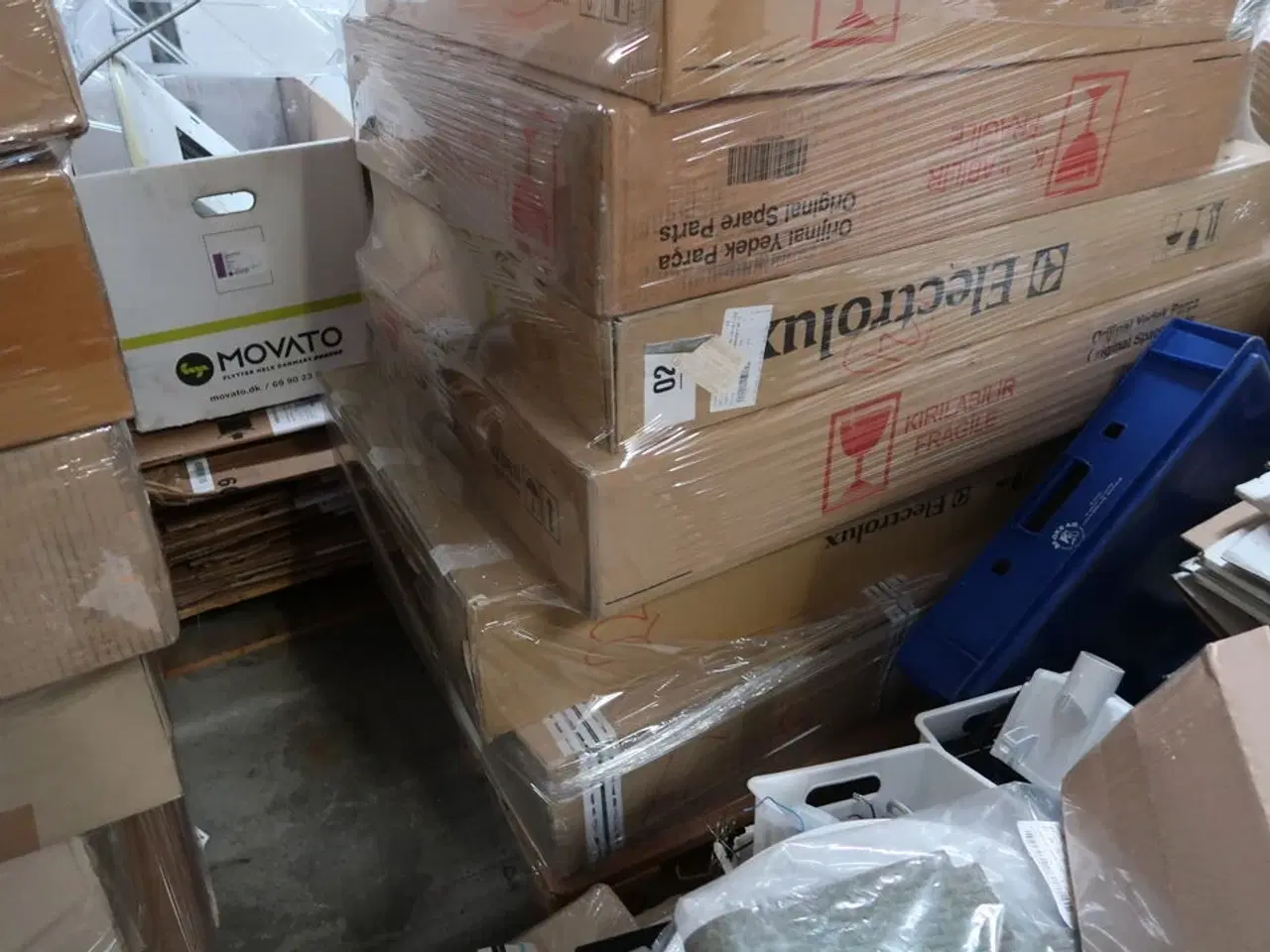 Billede 4 - Palle med div. Reservedele bl.a. køleskabsdøre m.m.