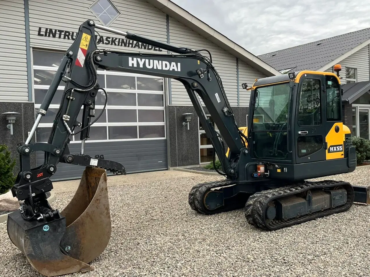 Billede 9 - Hyundai HX55 Med Hydrema skifte og centralsmørring og grab-klo på. Udlejes, også med forkøbsret.