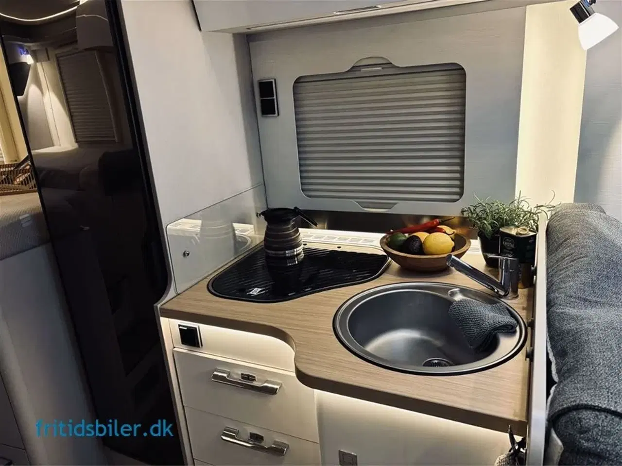 Billede 11 - 2024 - Hymer Tramp S585 170 Hk 9 Trins Aut. gear   Hymer Tramp S585 en helt igennem flot og pæn camper til den fede tur syd eller nord på