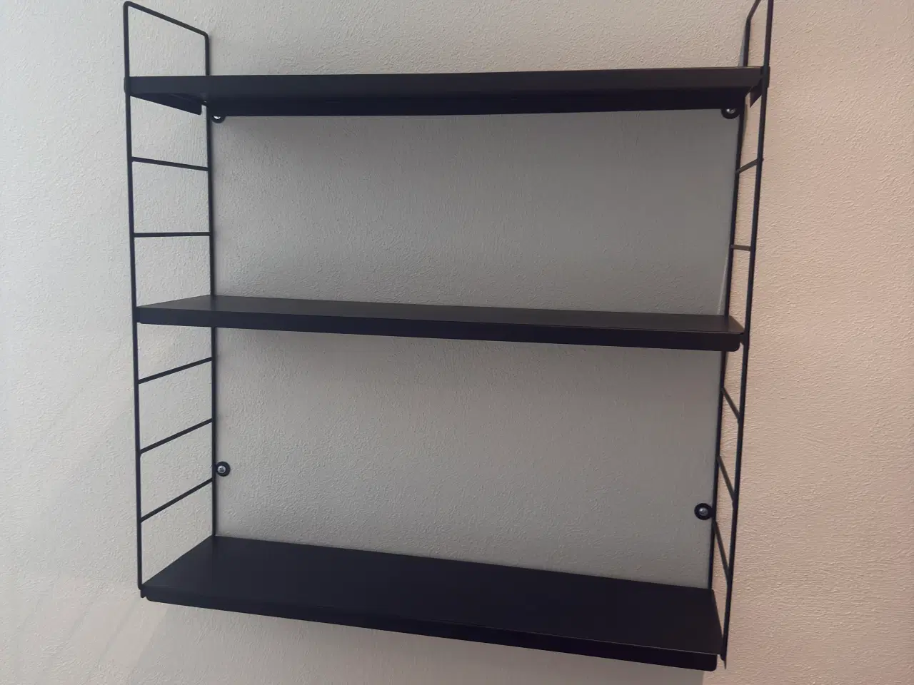 Billede 2 - Hylde i sort metal