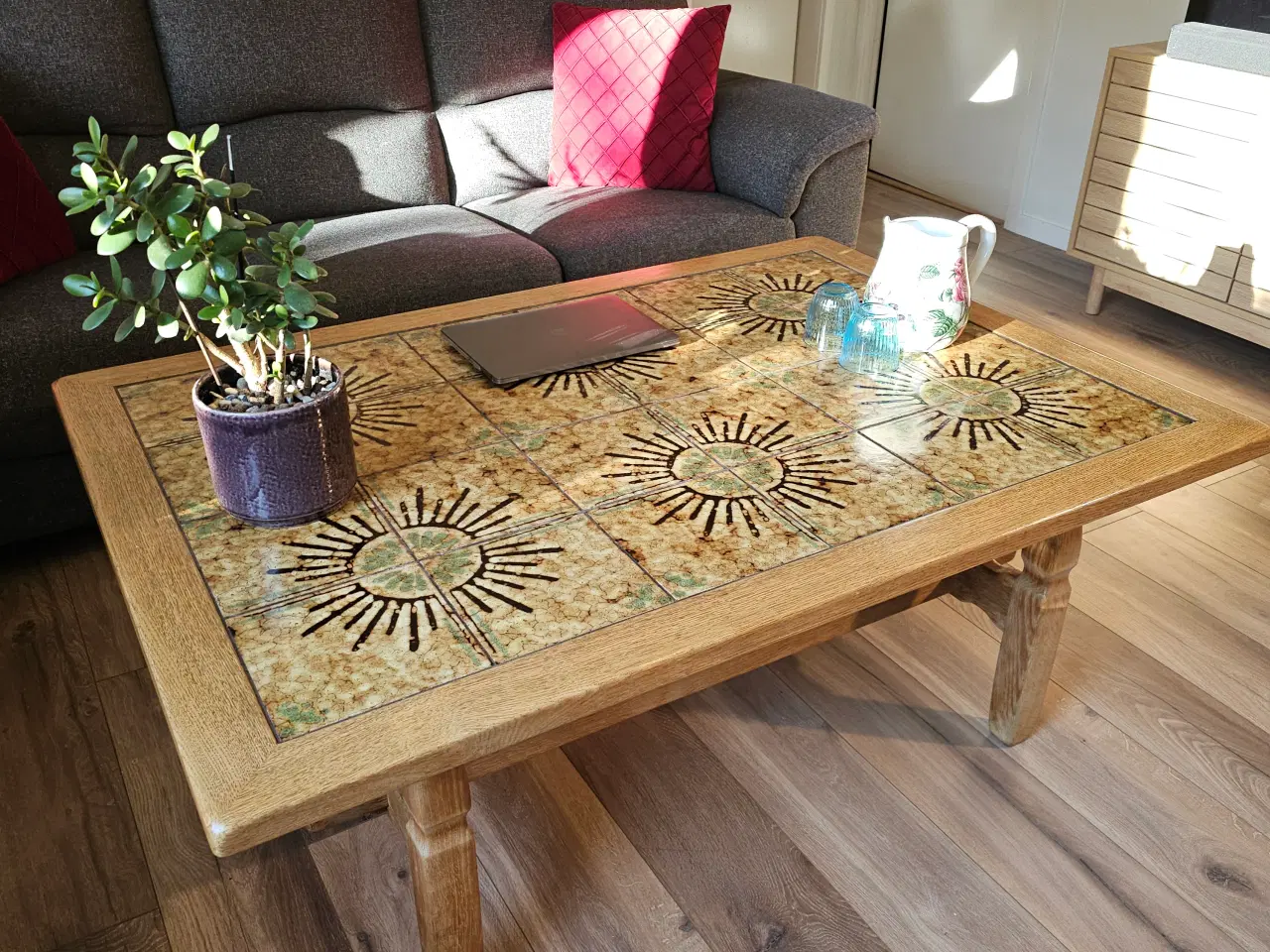 Billede 1 - Retro kakkelbord med sol-motiv – flot stand