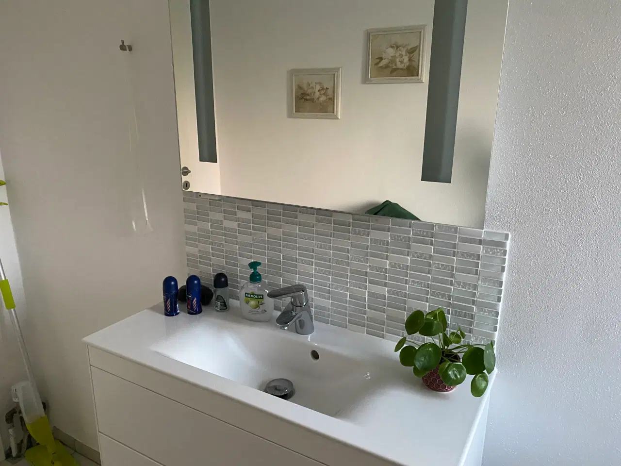 Billede 1 - Spejl med LED-lys - ene lysstofrør defekt.