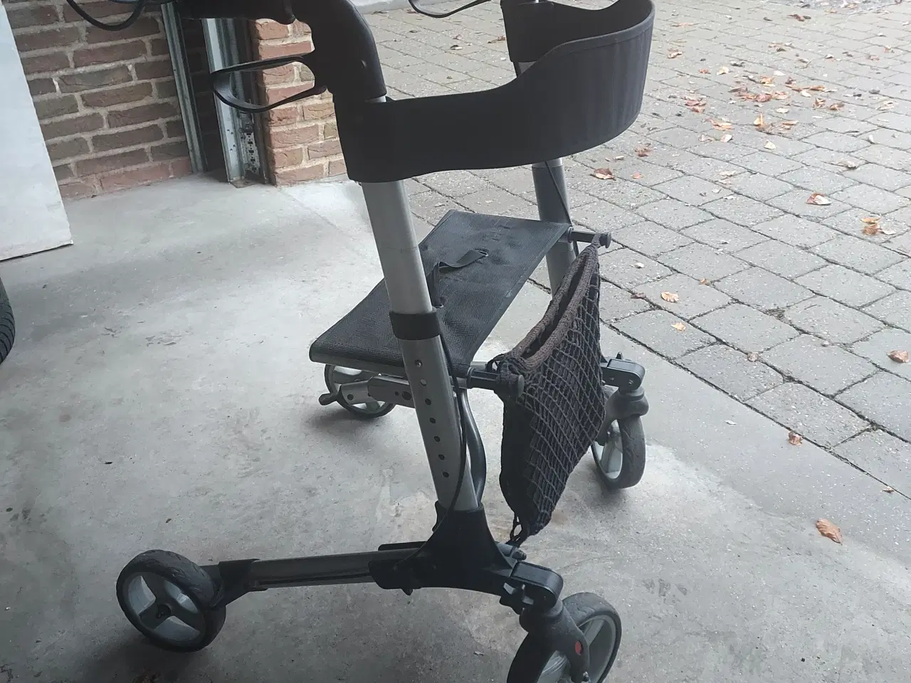 Billede 1 - Rollator med indkøbsnet