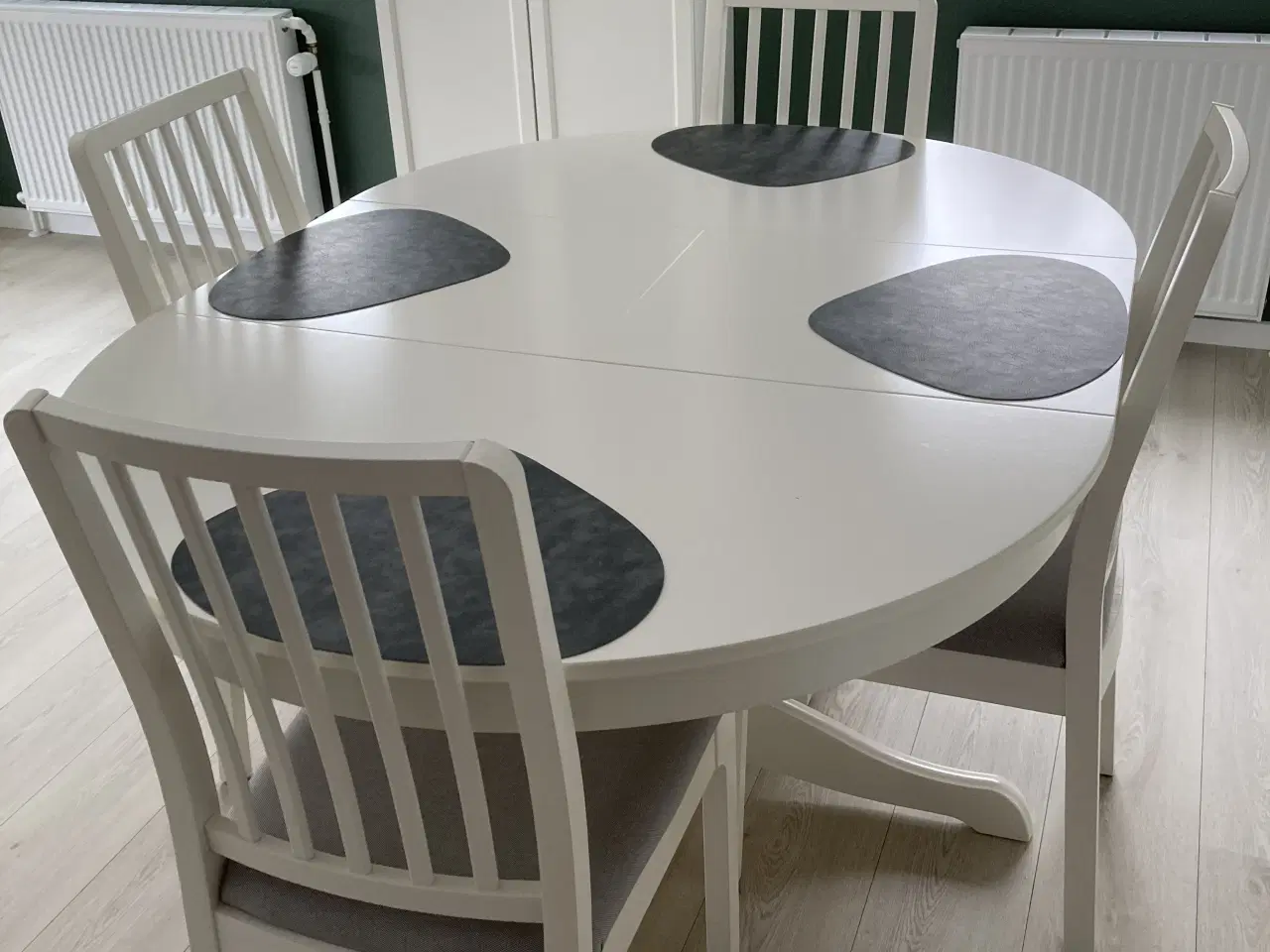 Billede 3 - Ikea rundt spisebord med 4 stole.