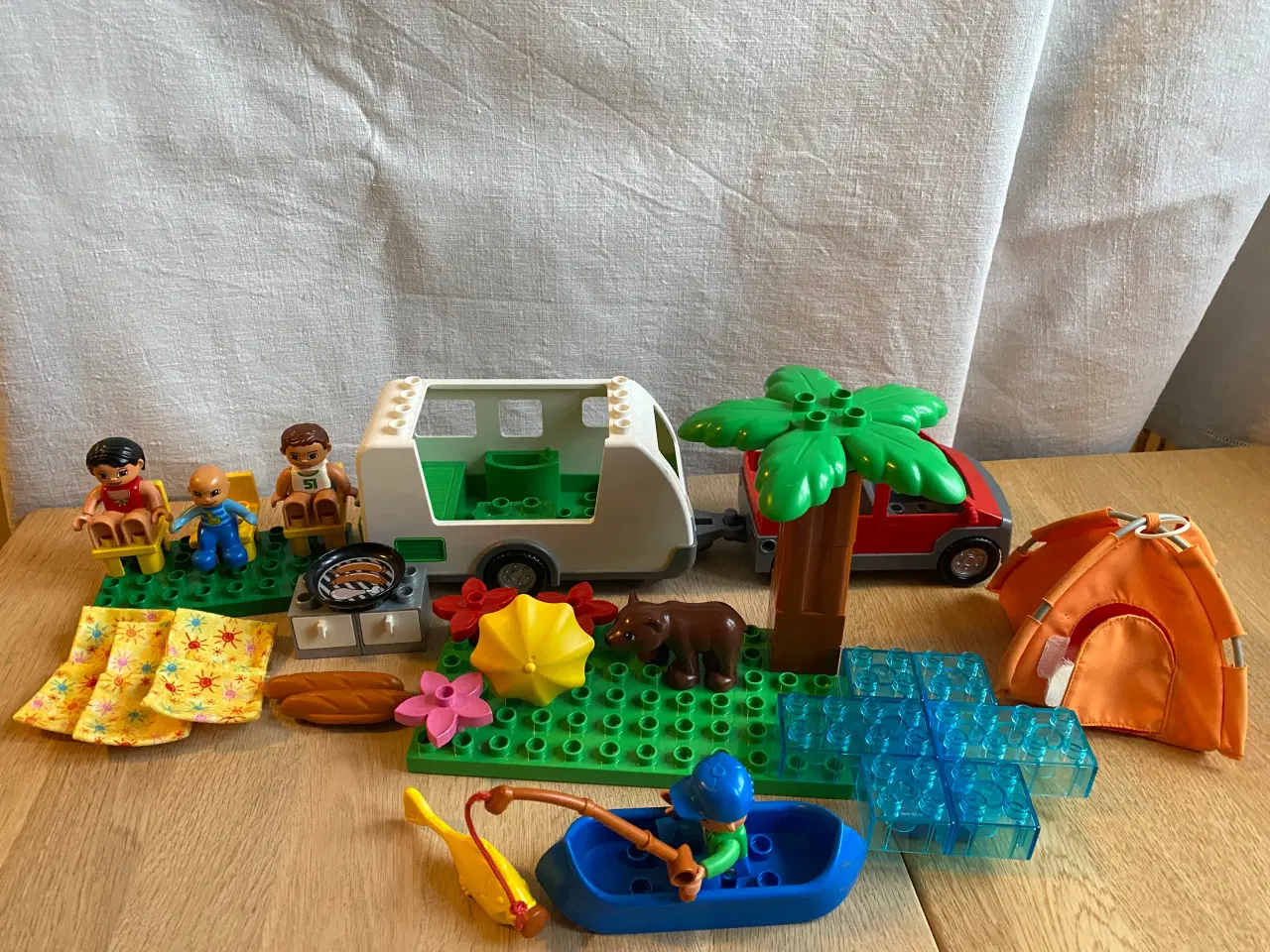 Billede 2 - LEGO Duplo campingvogn, bil, telt, mennesker m.m.