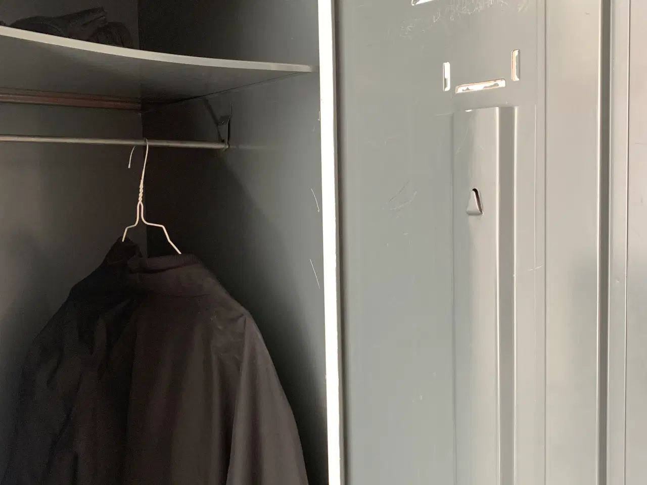Billede 3 - Hvidmalet Locker skab