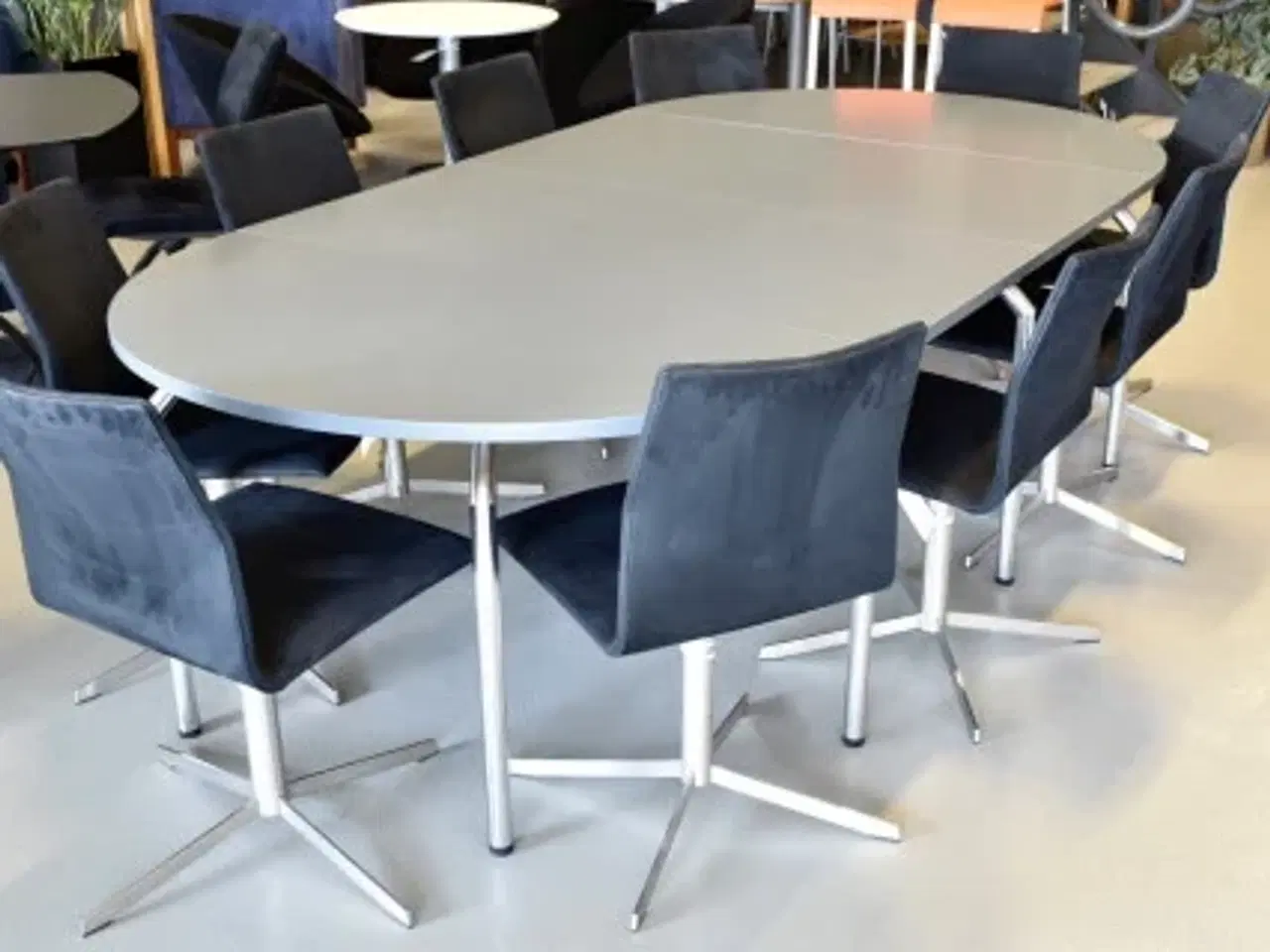 Billede 2 - Bent krogh mødebord med nymalet grå bordplade på ben i krom