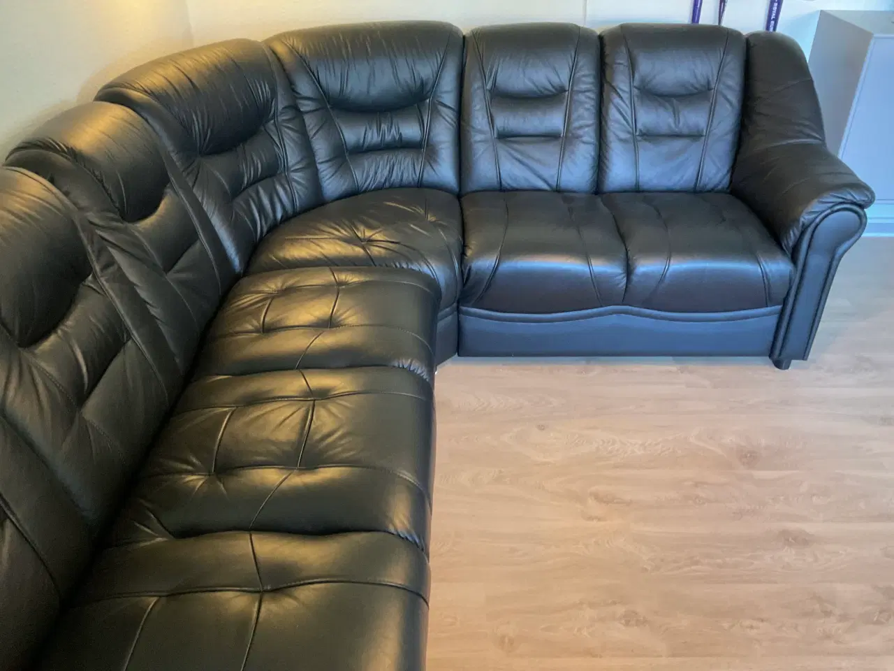 Billede 4 - Hjørnesofa i sort læder