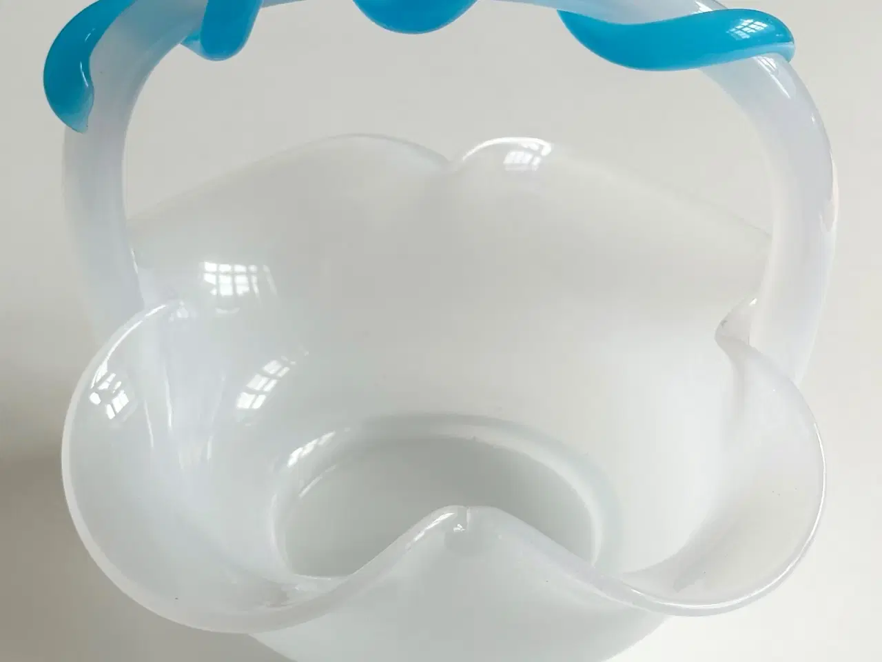 Billede 6 - Glasskål m hank, opalineglas