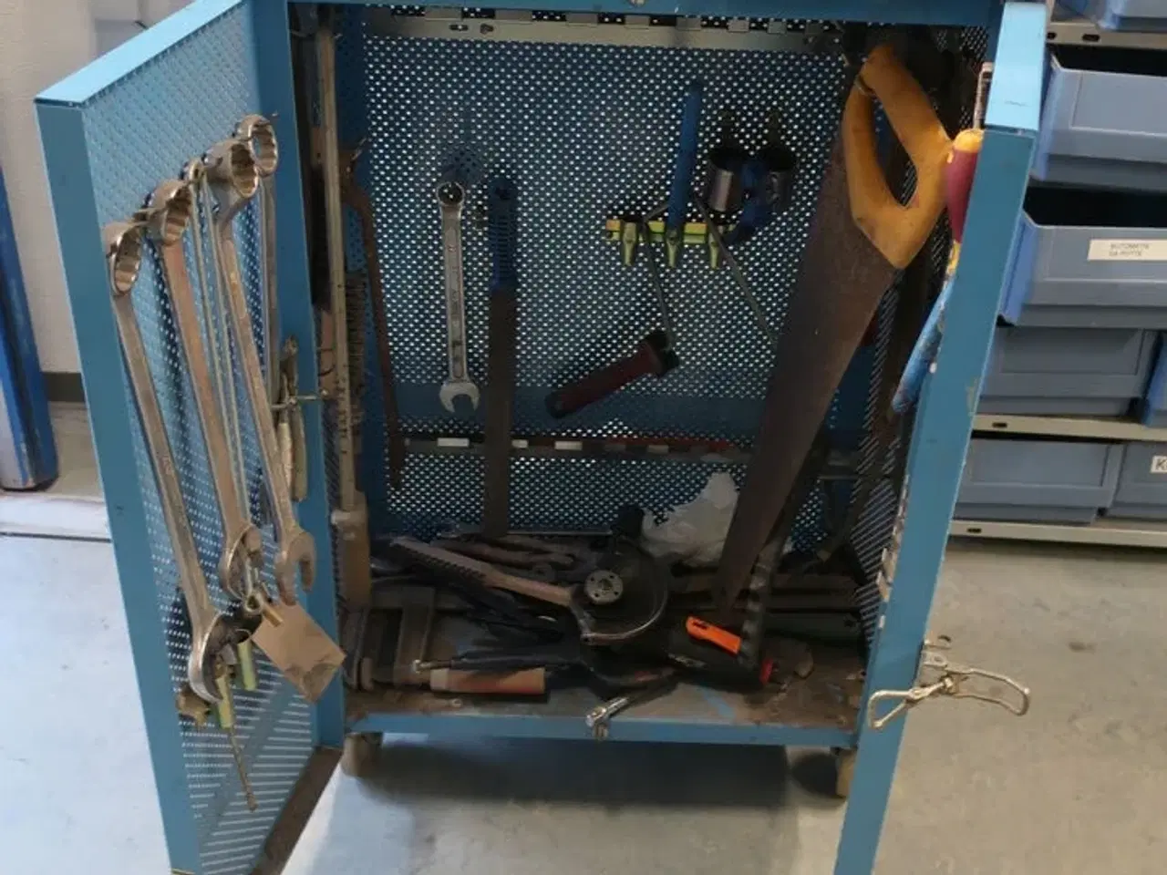 Billede 1 - Værktøjsskab inkl. indhold, samt indhold på reol