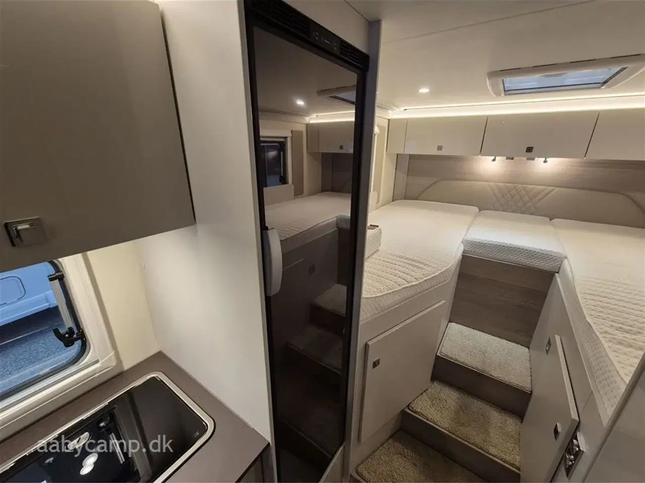 Billede 13 - 2023 - Bürstner Lineo T690 G   Automatgear. solcelle. 2x batterier. inverter. maxfann. Fyldegas. kompressor køleskab. Avara alarm system. anhængertræk. elektrisk indgangstrin.